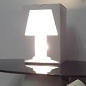 Una lampada creata da una scatola di cartone